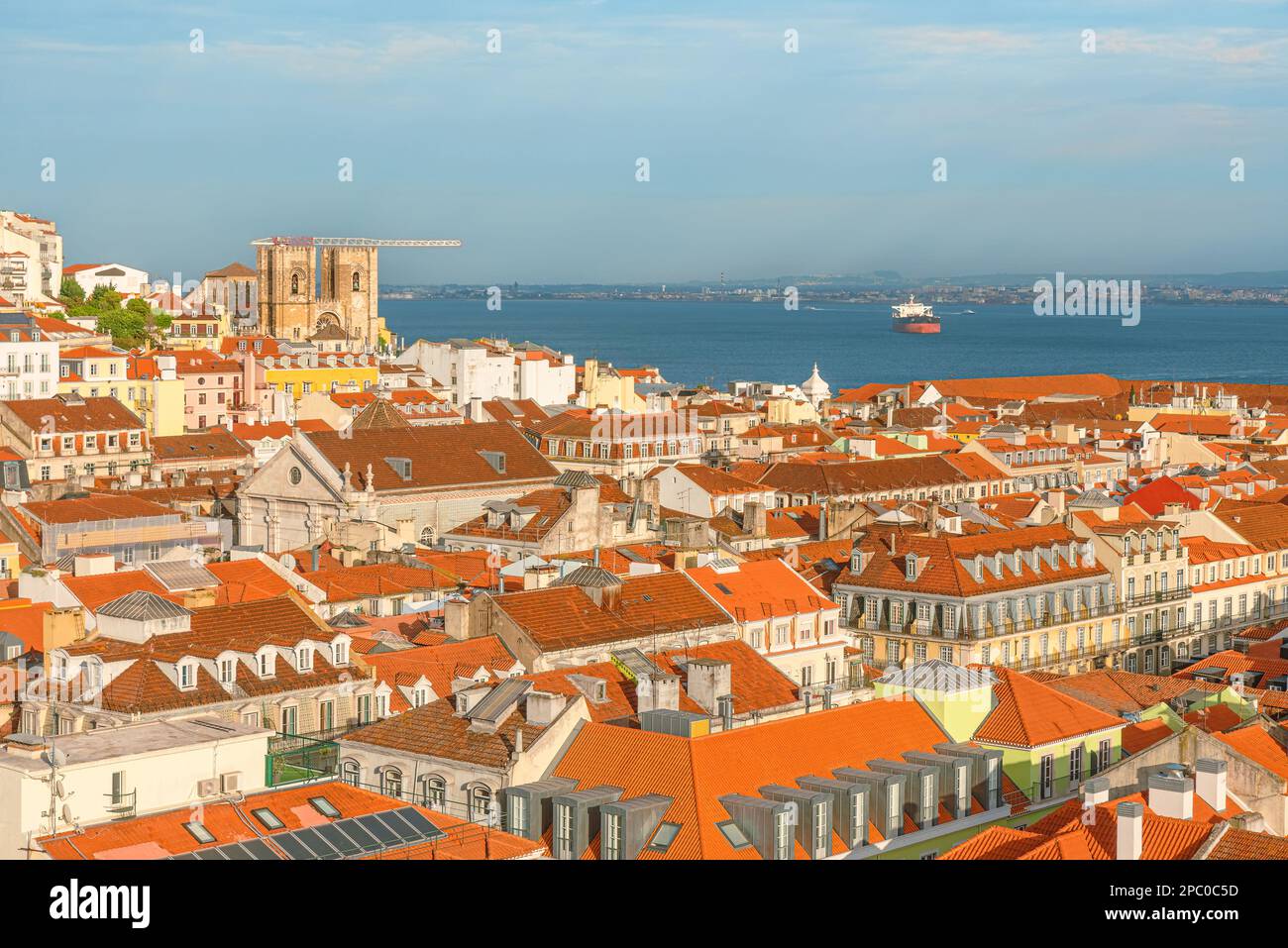 Lisbona, Portogallo, skyline del quartiere di Alfama con la cattedrale e il fiume Tago. Destinazione del viaggio Foto Stock