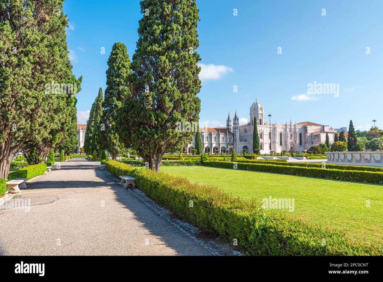 Abbazia gotica nel quartiere di Belem, Lisbona con vicolo e parco nelle giornate di sole. Lisboa, Monastero di Jeronimos o Hieronymites, Portogallo. Destinazione del viaggio Foto Stock