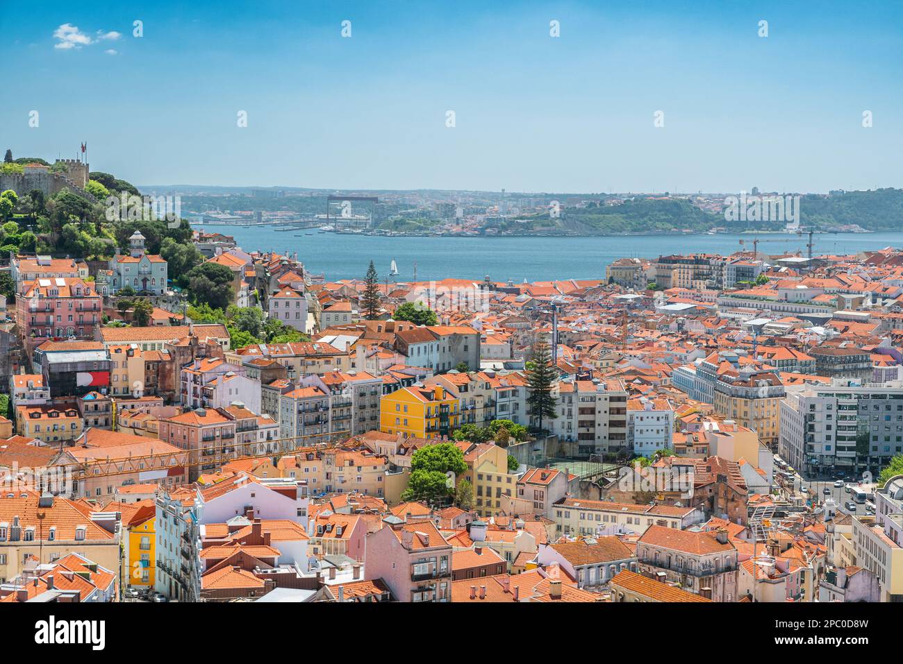 Vista aerea della città vecchia di Lisbona sul fiume Tago con edifici medievali e il castello. Lisboa, skyline del Portogallo. Destinazione del viaggio Foto Stock