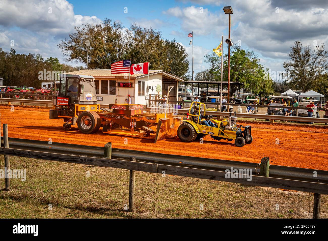 Fort Meade, FL - 26 febbraio 2022: Vista laterale grandangolare di un estrattore di trattori a mini asta personalizzato in occasione di una competizione di traino di trattori locale. Foto Stock