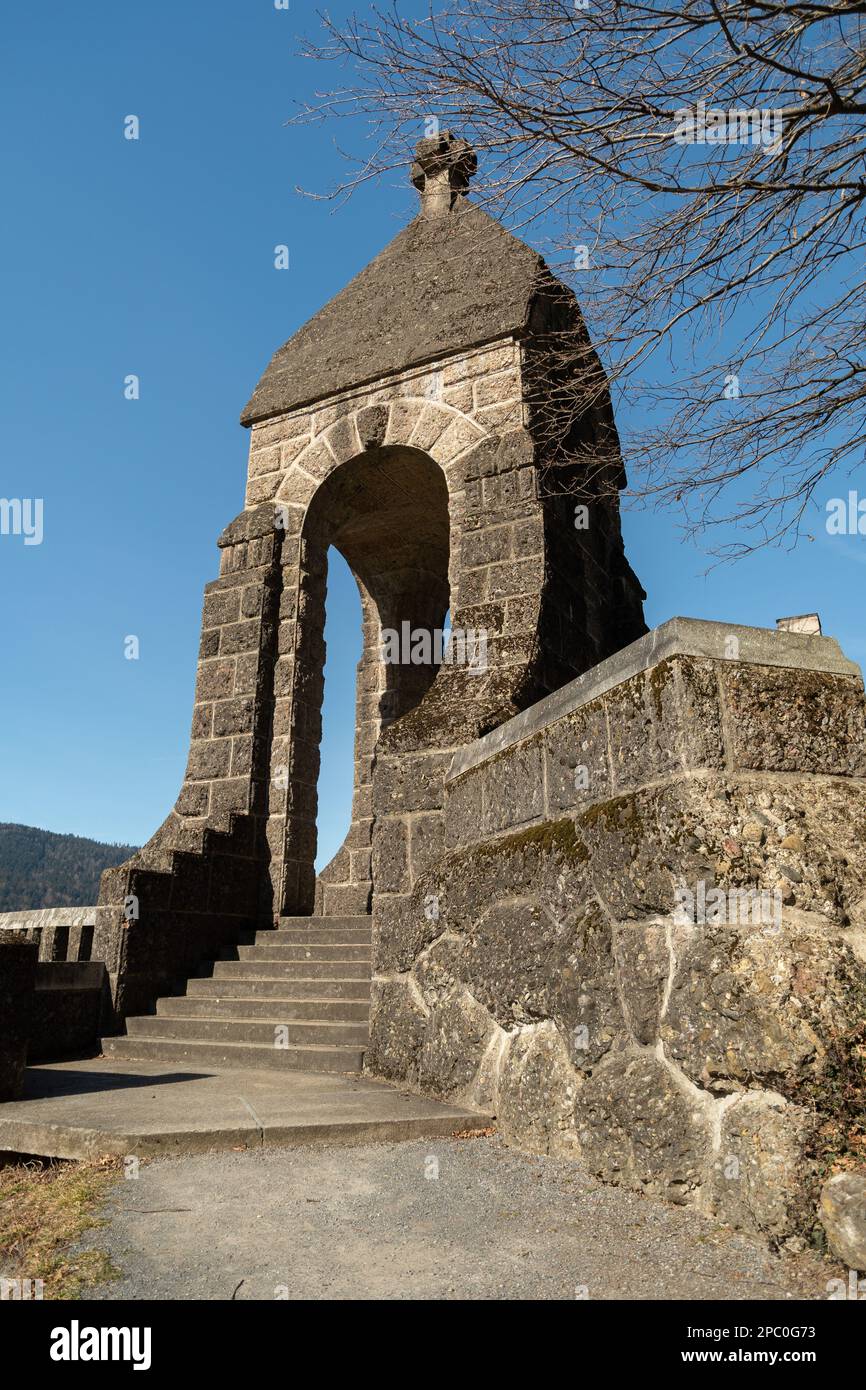 Oberaegeri, Svizzera, 20 febbraio 2023 storico vecchio monumento Morgarten su una piccola collina verde in una giornata di sole Foto Stock