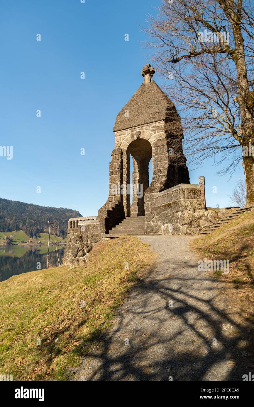 Oberaegeri, Svizzera, 20 febbraio 2023 storico vecchio monumento Morgarten su una piccola collina verde in una giornata di sole Foto Stock