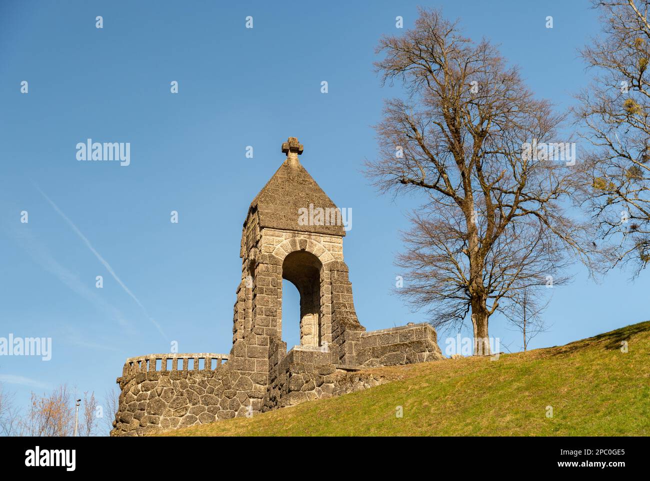 Oberaegeri, Svizzera, 20 febbraio 2023 storico vecchio monumento Morgarten su una piccola collina verde in una giornata di sole Foto Stock