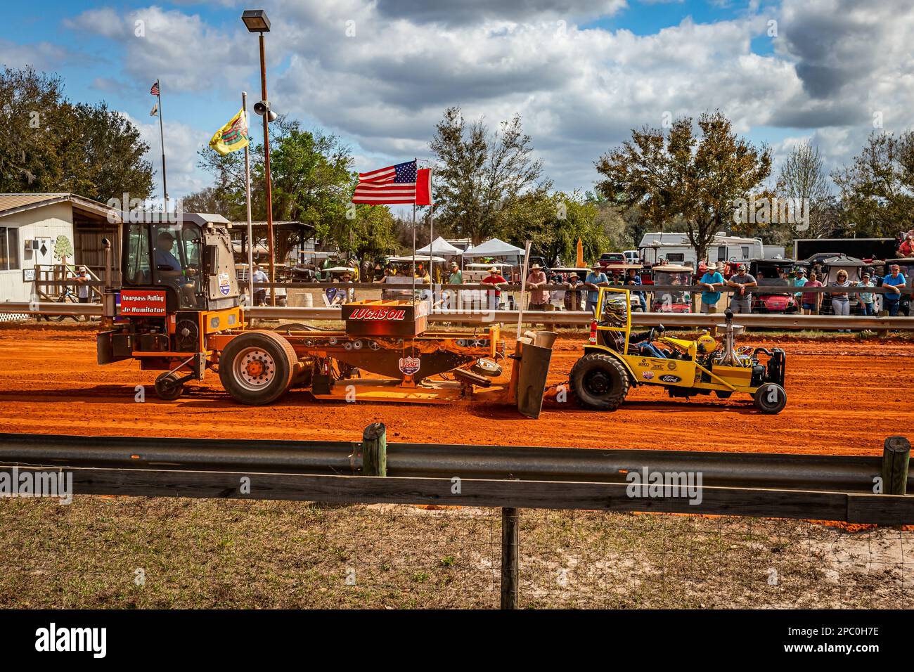 Fort Meade, FL - 26 febbraio 2022: Vista laterale grandangolare di un estrattore di trattori a mini asta personalizzato in occasione di una competizione di traino di trattori locale. Foto Stock