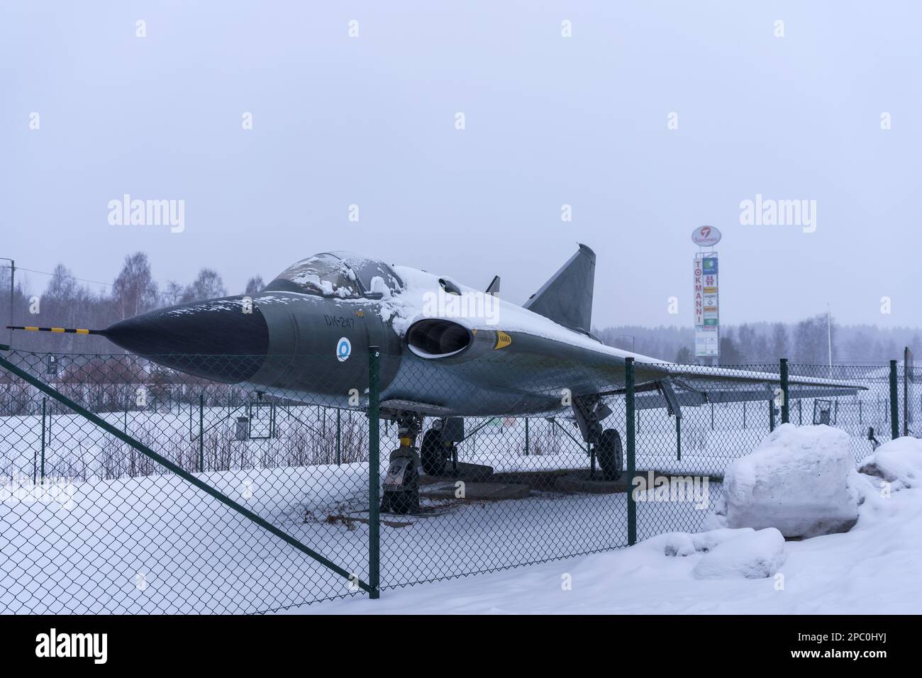 Saab 35FS Drillon coperto di neve al di fuori del centro commerciale Tuulonen di Hameenlinna, Finlandia. Febbraio 23, 2023. Foto Stock