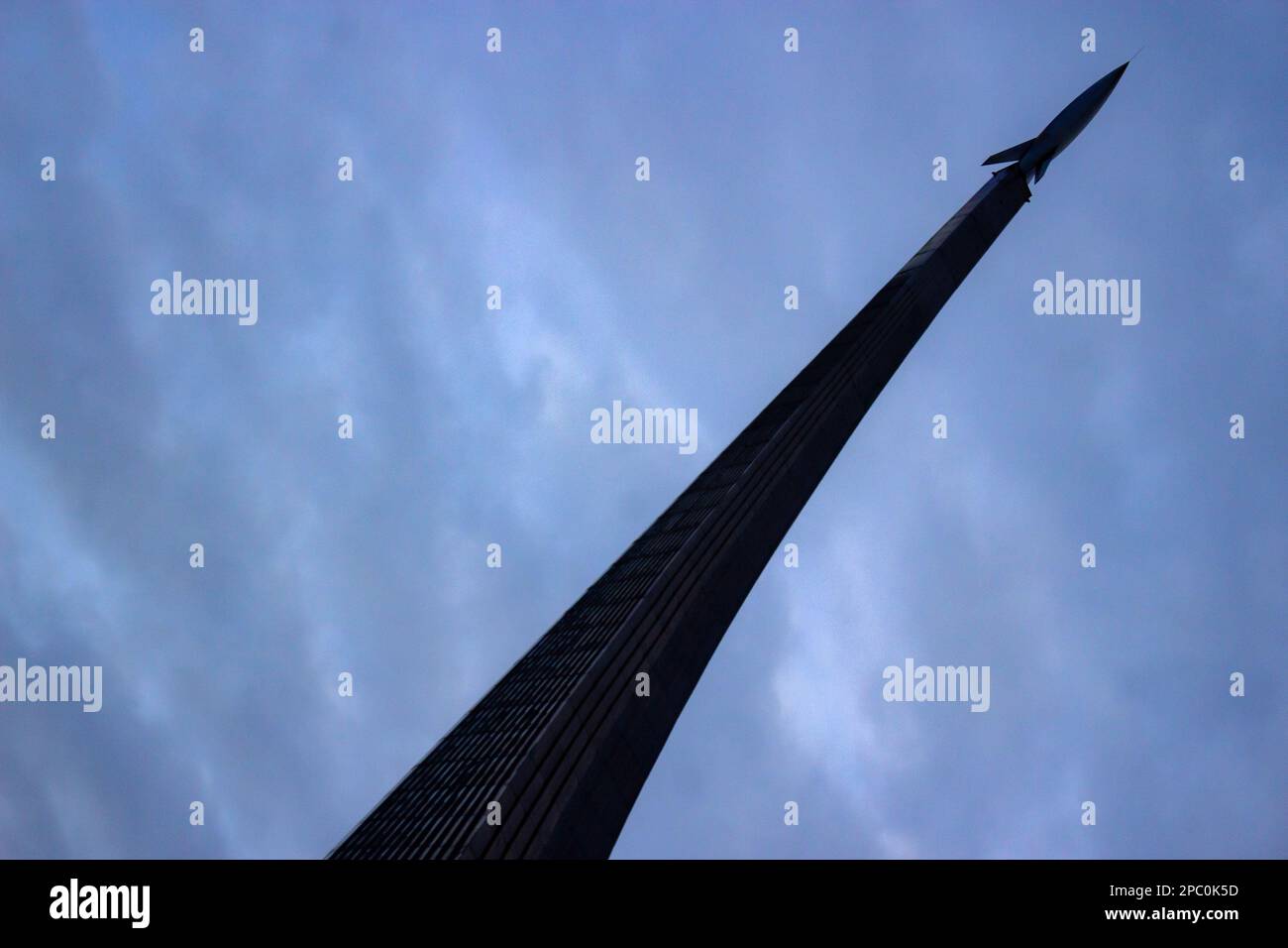 Mosca, Russia. 09th Mar, 2023. Il Monumento ai conquistatori dello spazio a Mosca. 62nd° anniversario del primo volo spaziale umano condotto dal cosmonaut sovietico Yuri Gagarin. Il Museo dei Cosmonautici di Mosca è stato inaugurato nell'aprile 1981. Credit: SOPA Images Limited/Alamy Live News Foto Stock