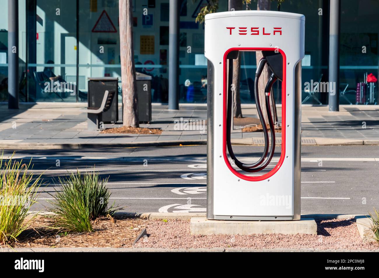 Adelaide CBD, Australia - 23 agosto 2019: Stazione di ricarica auto gratuita Tesla EV Super Charger nel centro di Adelaide in Franklin Street in un giorno Foto Stock