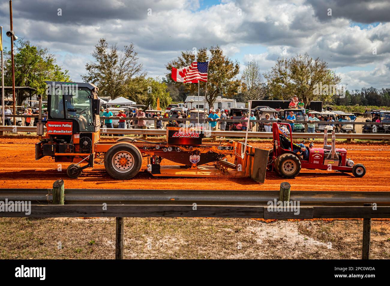 Fort Meade, FL - 26 febbraio 2022: Vista laterale grandangolare di un Harvester internazionale McCormick Farmall Un estrattore di trattore a un trattore locale p Foto Stock
