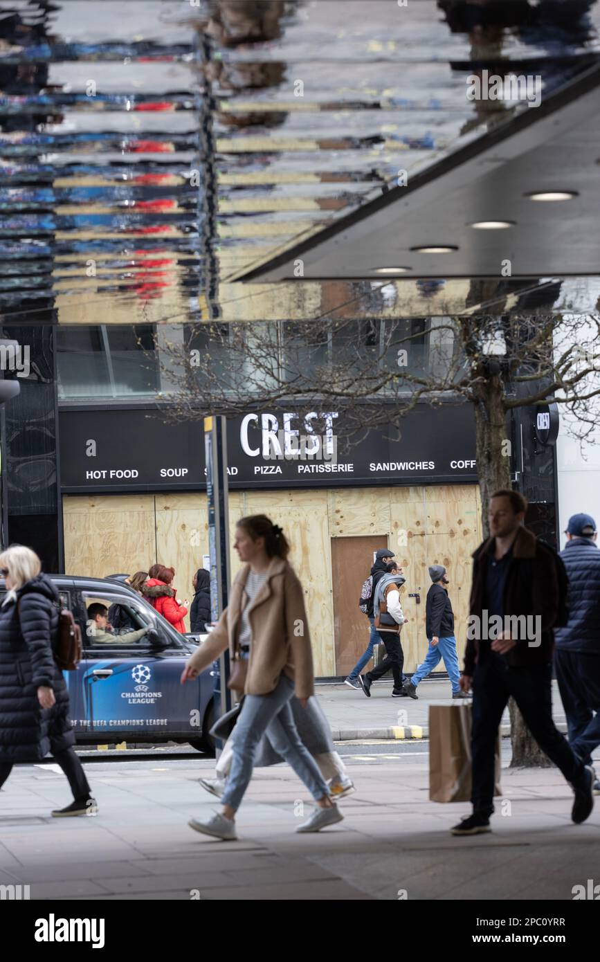 Gli acquirenti passano davanti a un negozio a bordo su Oxford Street, mentre il settore al dettaglio lotta con l’elevata inflazione e le ricadute di Brexit e Covid. Foto Stock