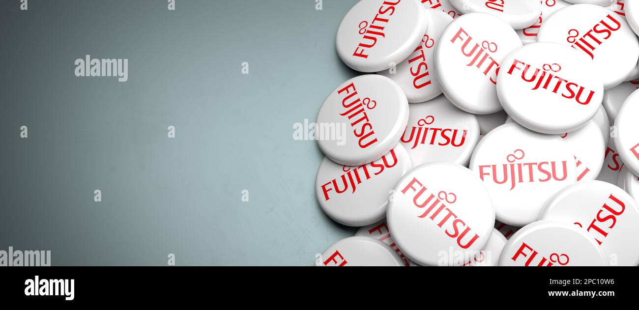 Logo della società giapponese Fujitsu di tecnologia dell'informazione e della comunicazione su un mucchio di tabelle. Spazio di copia. Formato banner Web. Foto Stock