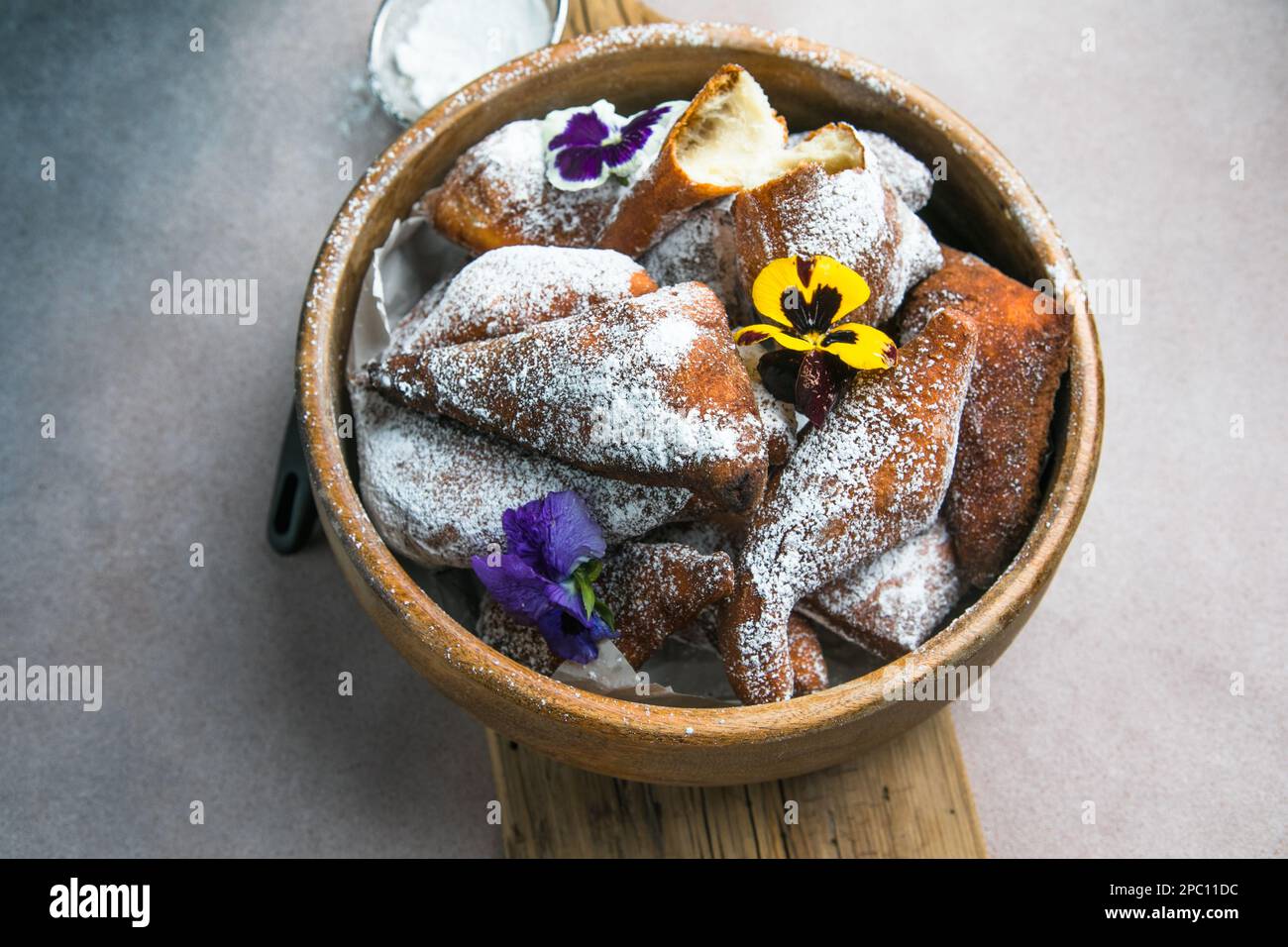 Mandazi è un cibo di strada dell'Africa orientale leggermente dolce Foto Stock