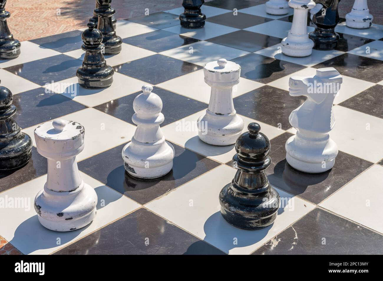 Scacchi Giant gioco da tavolo di scacchi impostato nel giardino. Foto Stock