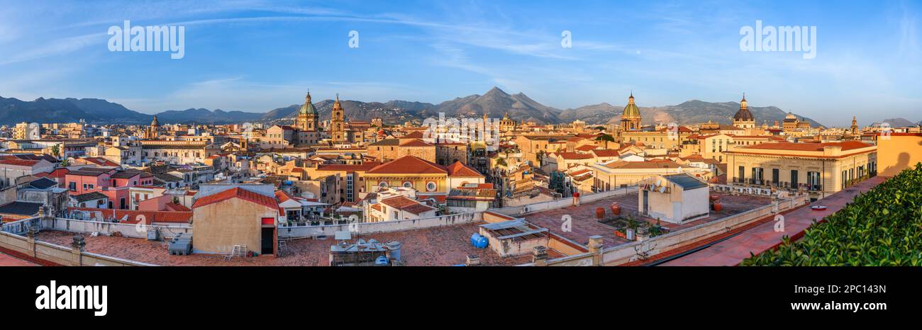 Palermo, panorama dello skyline della Sicilia con torri di riferimento al mattino. Foto Stock