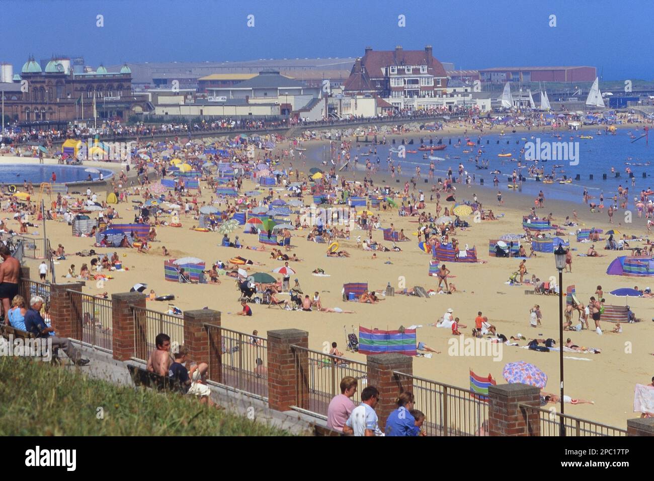 La spiaggia e il lungomare in estate a Gorleston-on-Sea Beach, vicino a Great Yarmouth. Norfolk. Inghilterra. REGNO UNITO Foto Stock