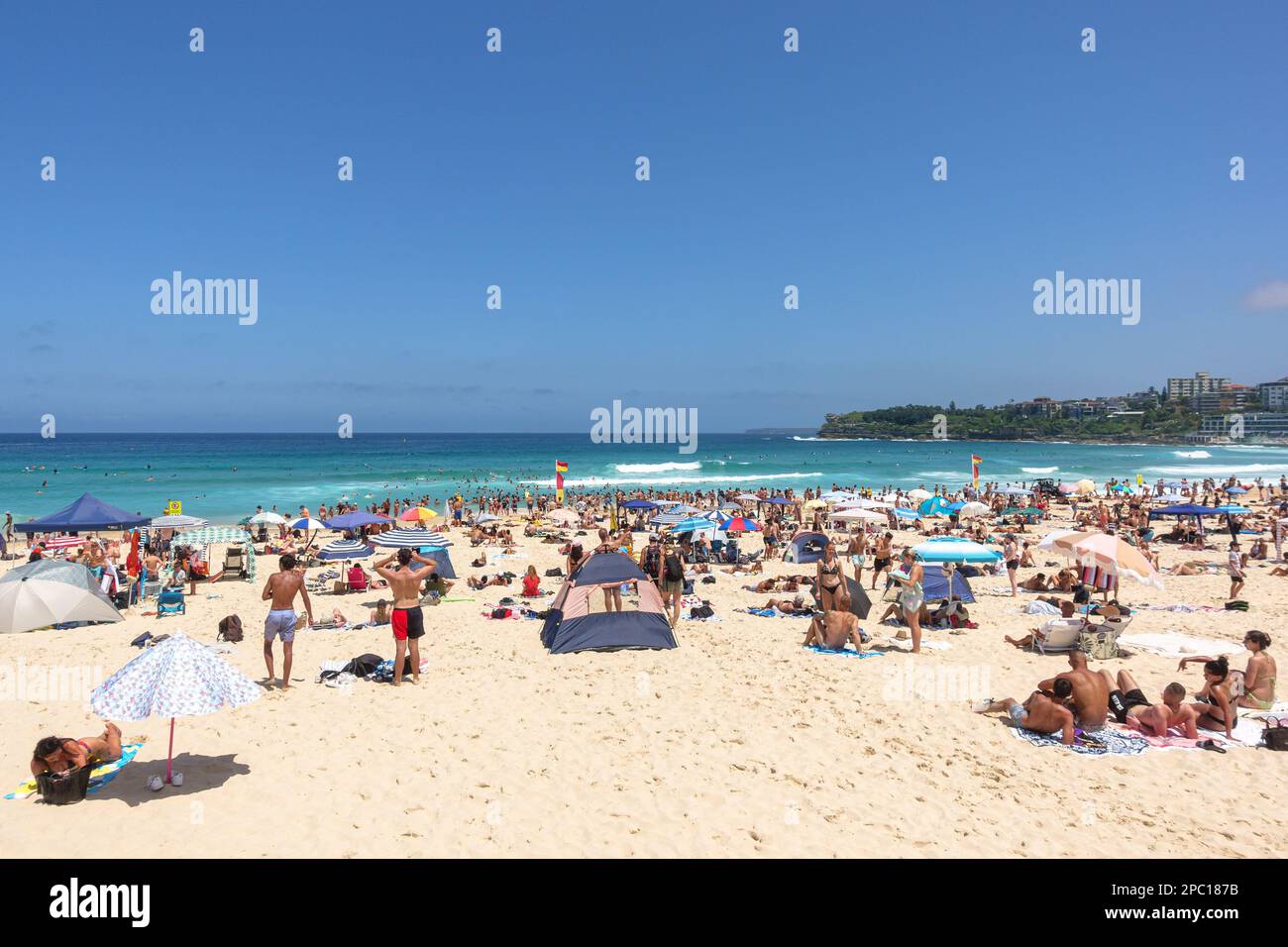 Gente sulla sabbia affollata di Bondi Beach in estate Foto Stock