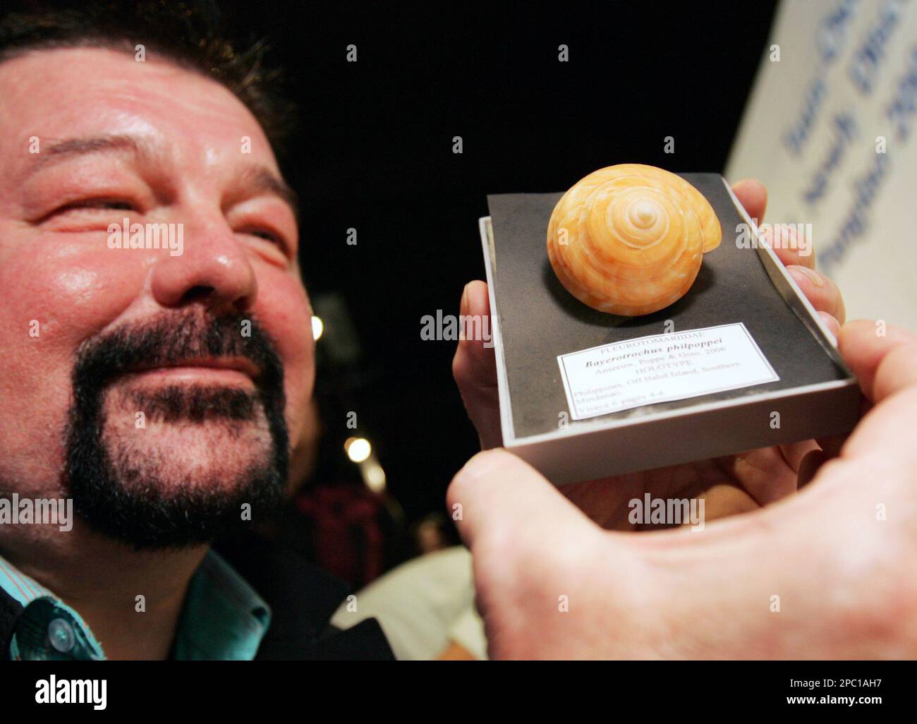 Belgian Guido Poppe of the Conchology Inc., holds a very rare seashell of the Slit shell family (scientific name: Bayerotrochus philpoppei) which he discovered early 2006 off Balut Island in southern Philippines and is donating the rare find to the Philippine National Museum in Manila at the turn-over ceremony Monday, Feb. 5, 2007 of newly-discovered marine specias in the waters off Panglao Island in Bohol province in central Philippines. More than 1,200 species of decapod crustaceans and some 6,000 species of mollusks were discovered by the Panglao 2005-2006 Expedition team headed by Dr. Phil Foto Stock