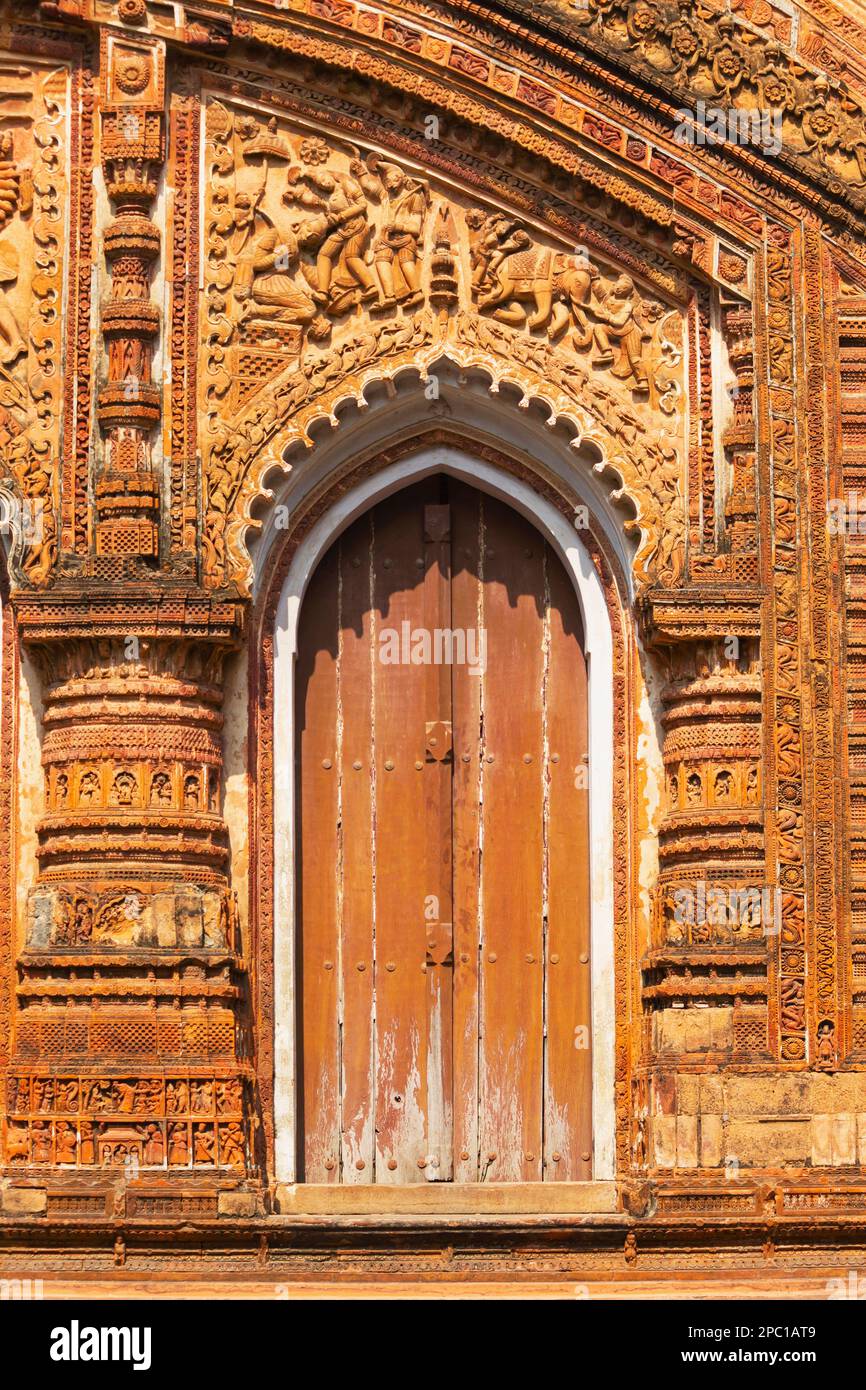 Intaglio ingresso di uno dei quattro templi dal tempio di Charbangla, Jiaganj, Bengala Occidentale, India. Foto Stock