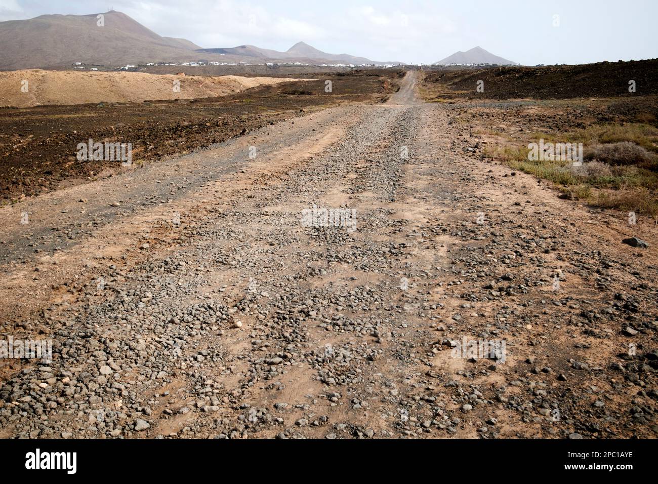 Strada sterrata che porta da Janubio Lanzarote, Isole Canarie, Spagna Foto Stock