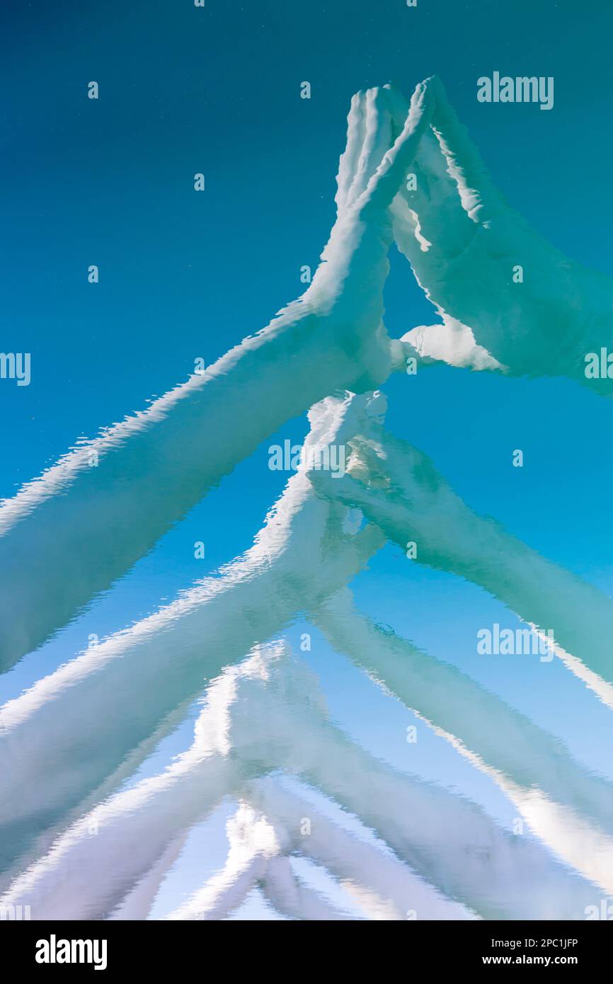 Riflessione invertita di parte della scultura dei ponti dell'artista Lorenzo Quinn raffigurante coppie di mani monumentali a Venezia Foto Stock