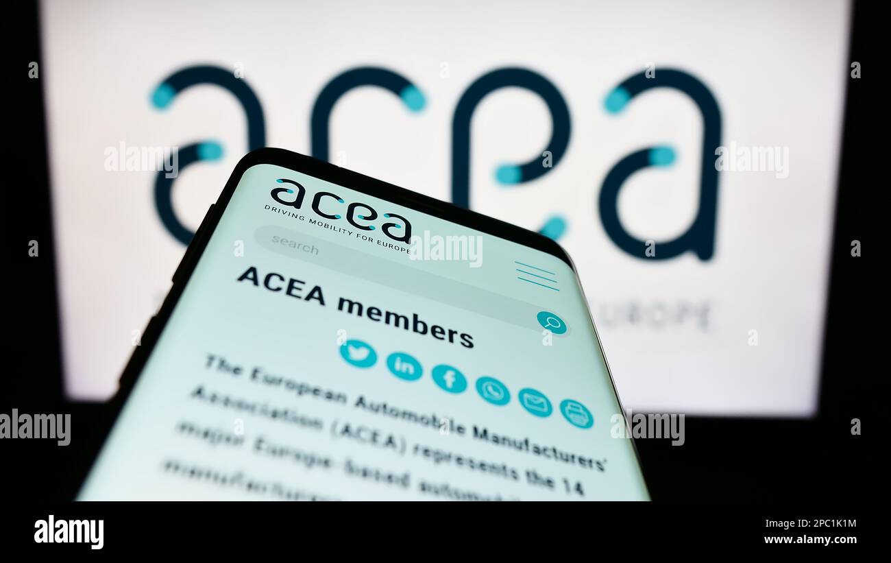 Smartphone con pagina Web dell'Associazione europea dei produttori di automobili (ACEA) sullo schermo davanti al logo. Messa a fuoco in alto a sinistra del display del telefono. Foto Stock