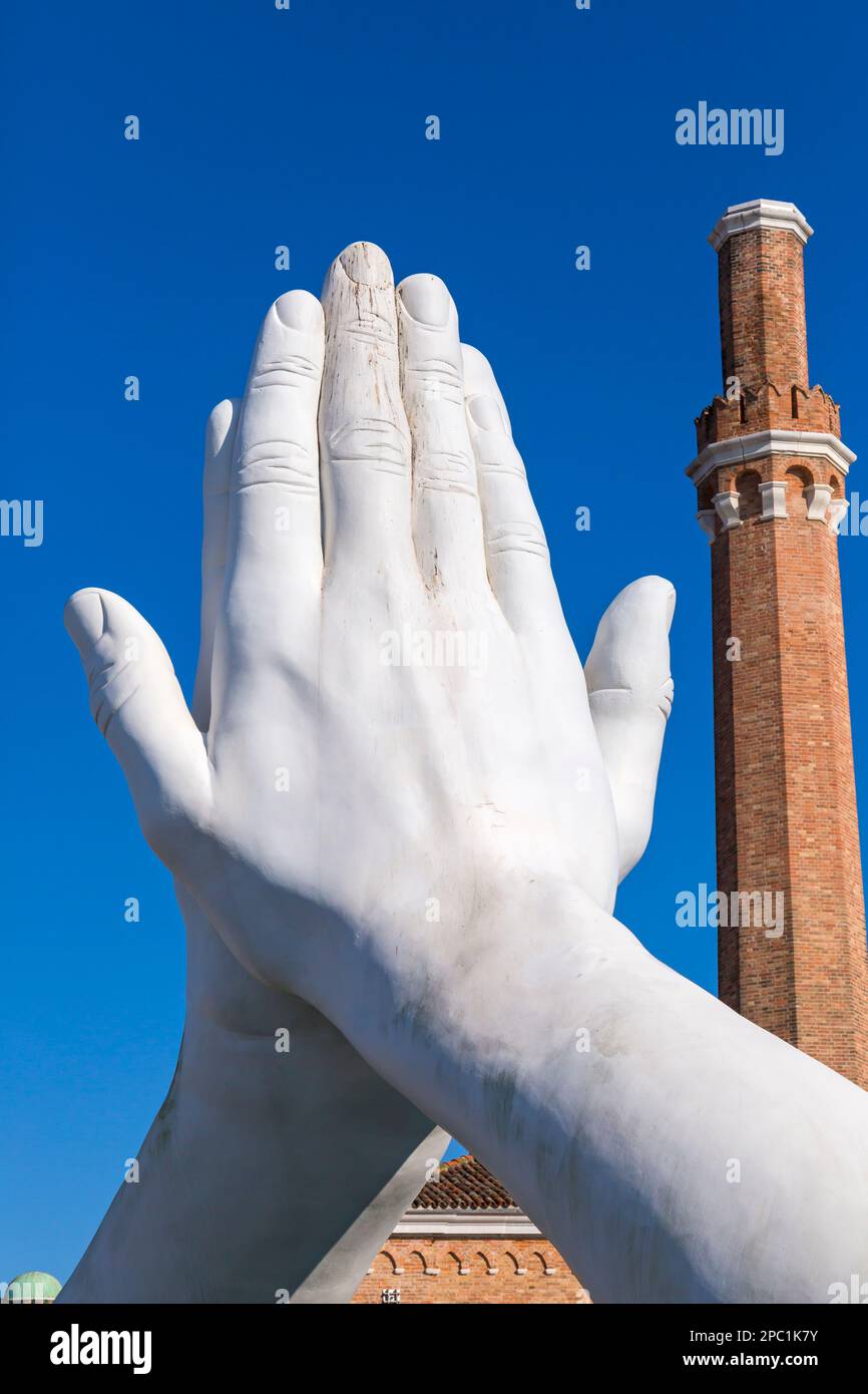 Parte della scultura dei ponti dell'artista Lorenzo Quinn raffigurante coppie di mani monumentali a Venezia Foto Stock