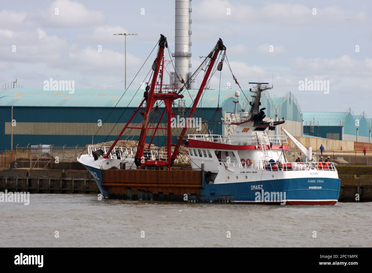 Un peschereccio di nome Flowing Stream arriva a Shoreham Docks Sussex England Foto Stock