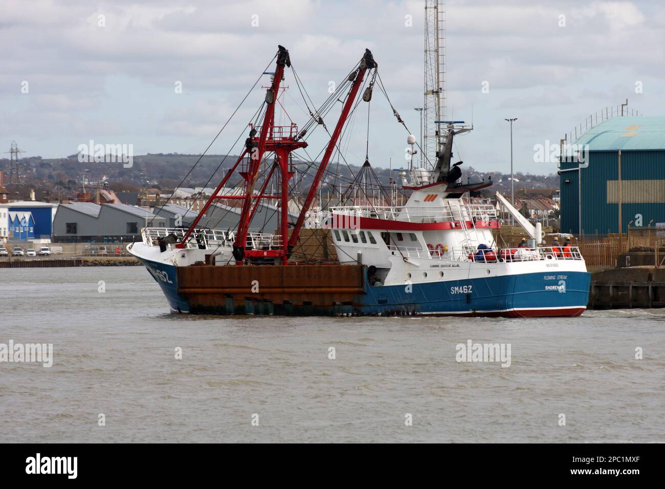 Un peschereccio di nome Flowing Stream arriva a Shoreham Docks Sussex England Foto Stock