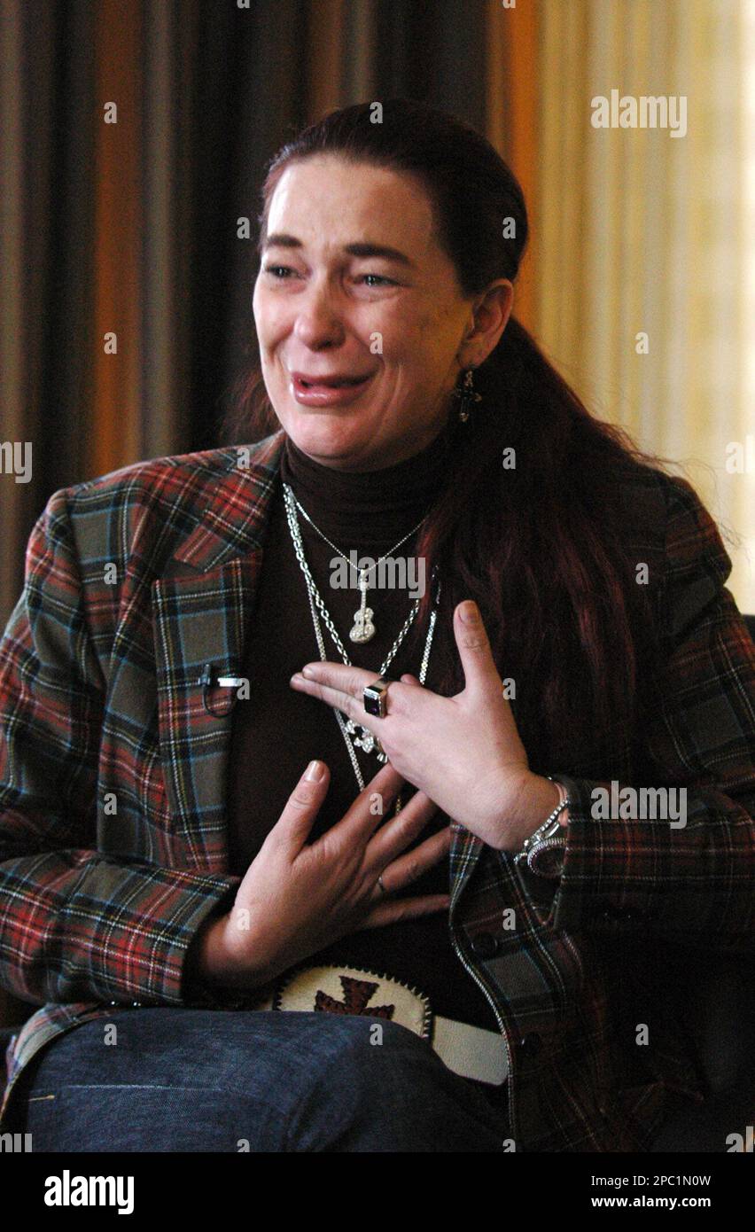 **FILE** James Brown's partner, Tomi Rae Hynie, talks about the final conversation she had with late singer, in this Dec. 26, 2006 file photo, during an interview at her hotel room in Augusta, Ga. Hynie, who claims to be James Brown's fourth wife wants half of the singer's estate and to be allowed back into the South Carolina home she was locked out of soon after his death. (AP Photo/W. Mike Adams, file) Foto Stock