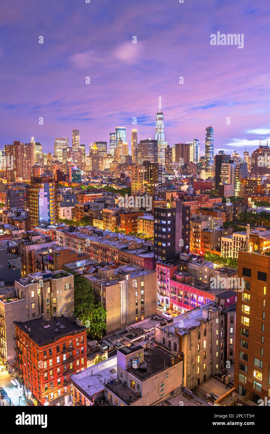 New York, New York, USA la parte inferiore di Manhattan skyline della città vista sul tetto al tramonto. Foto Stock