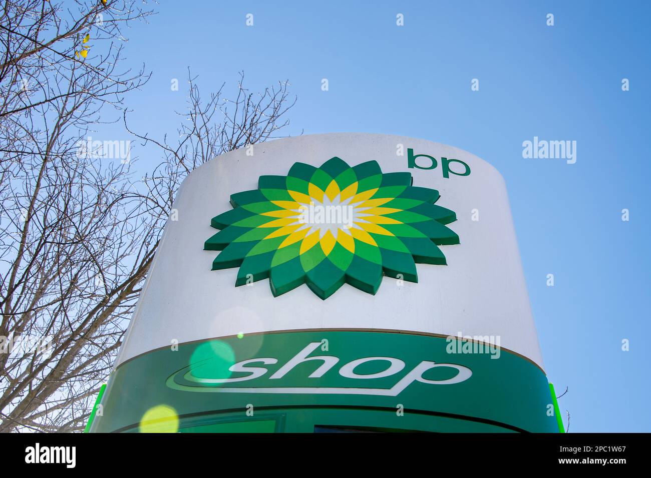 Simbolo della stazione di servizio BP con un cielo blu Foto Stock