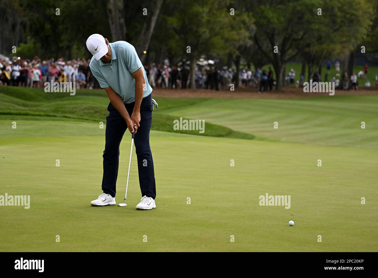Ponte Vedra, Stati Uniti. 12th Mar, 2023. Scottie Scheffler affonda il suo putt finale sul green 18th per vincere il Campionato giocatori Sawgrass a Ponte Vedra, Florida Domenica 12 Marzo 2023 Foto di Joe Marino/UPI Credit: UPI/Alamy Live News Foto Stock