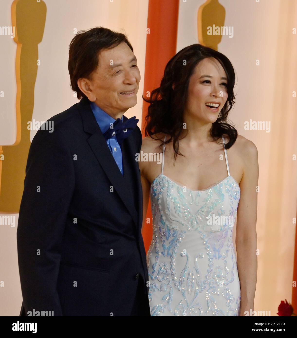(L-R) James Hong e April Hong partecipano ai 95th Academy Awards annuali al Dolby Theatre nella sezione Hollywood di Los Angeles domenica 12 marzo 2023. Foto di Jim Ruymen/UPI Foto Stock
