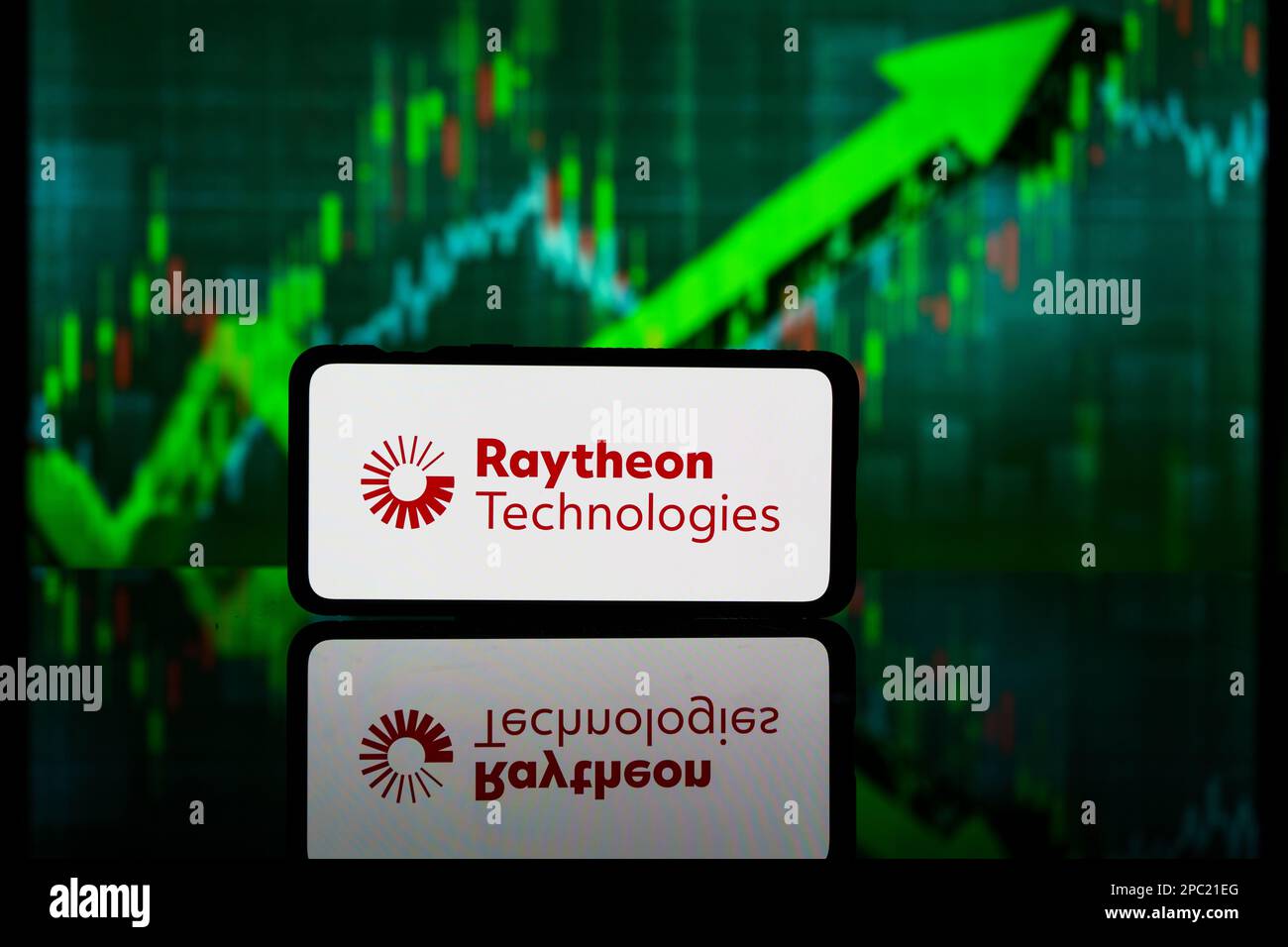 New York, Stati Uniti d'America - 2023 marzo 10: Raytheon Technologies Company sul mercato azionario. Raytheon tecnologie successo finanziario e profitto Foto Stock