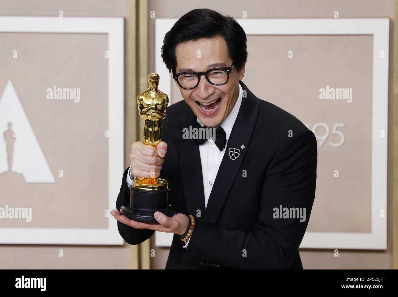 Ke Huy Quan, vincitore del premio Best Supporting Actor, per 'Everything Everywhere All At Once', appare dietro le quinte con un Oscar durante gli Academy Awards 95th annuali al Loews Hollywood Hotel nella sezione Hollywood di Los Angeles domenica 12 marzo 2023. Foto di John Angelillo/UPI Foto Stock