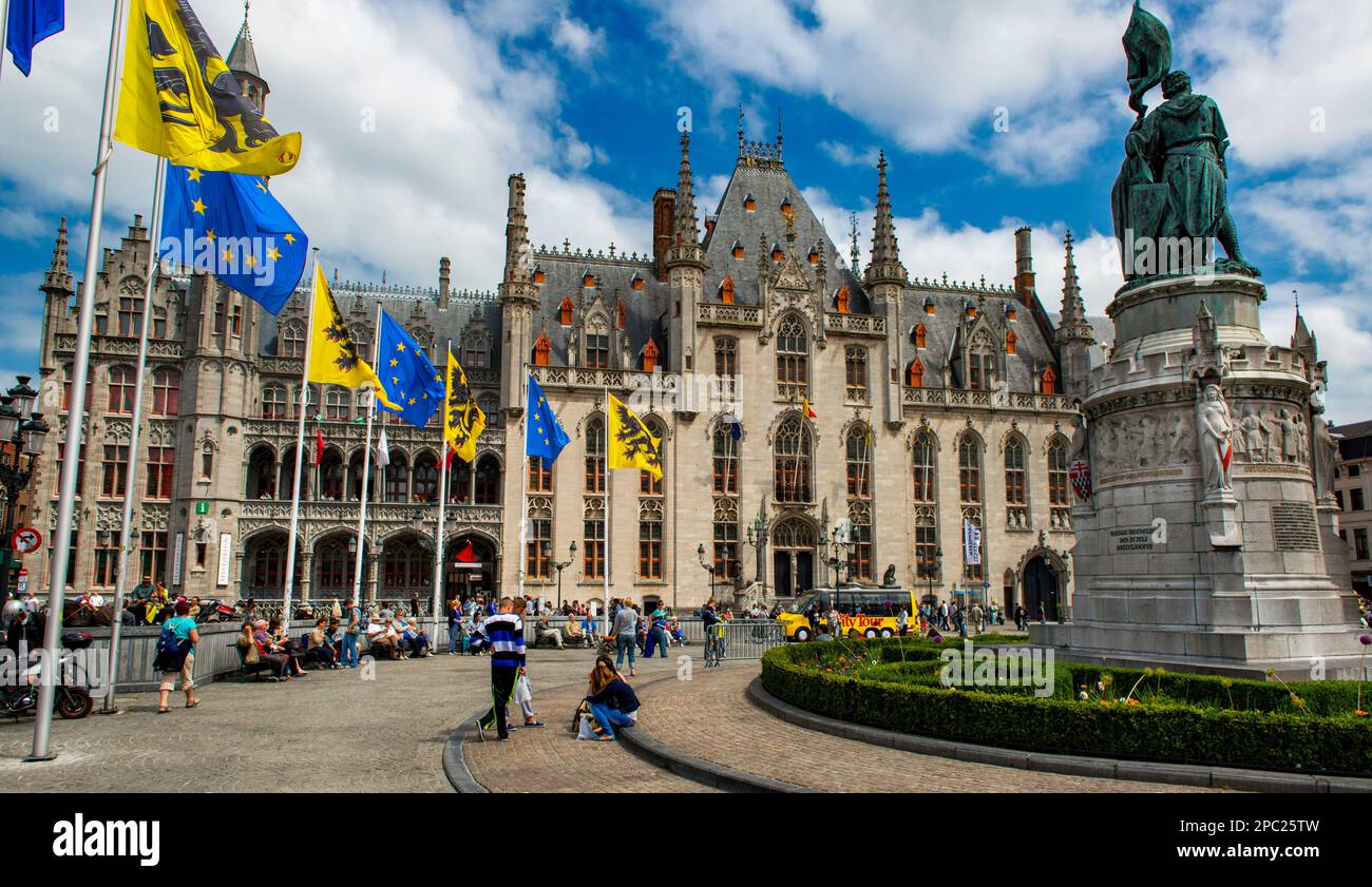 Provinciaal Hof, statua di Jan Breydel e Pieter De Coninck e turisti nella piazza del mercato / Grote Markt a Bruges, Belgio Foto Stock
