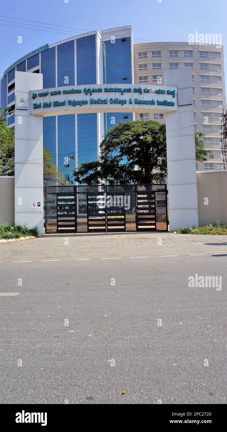 Bangalore, Karnataka, India-Gennaio 01 2023: Bella architettura di Shri Atal Bihari Vajpayee Medical College e Research Institution Foto Stock