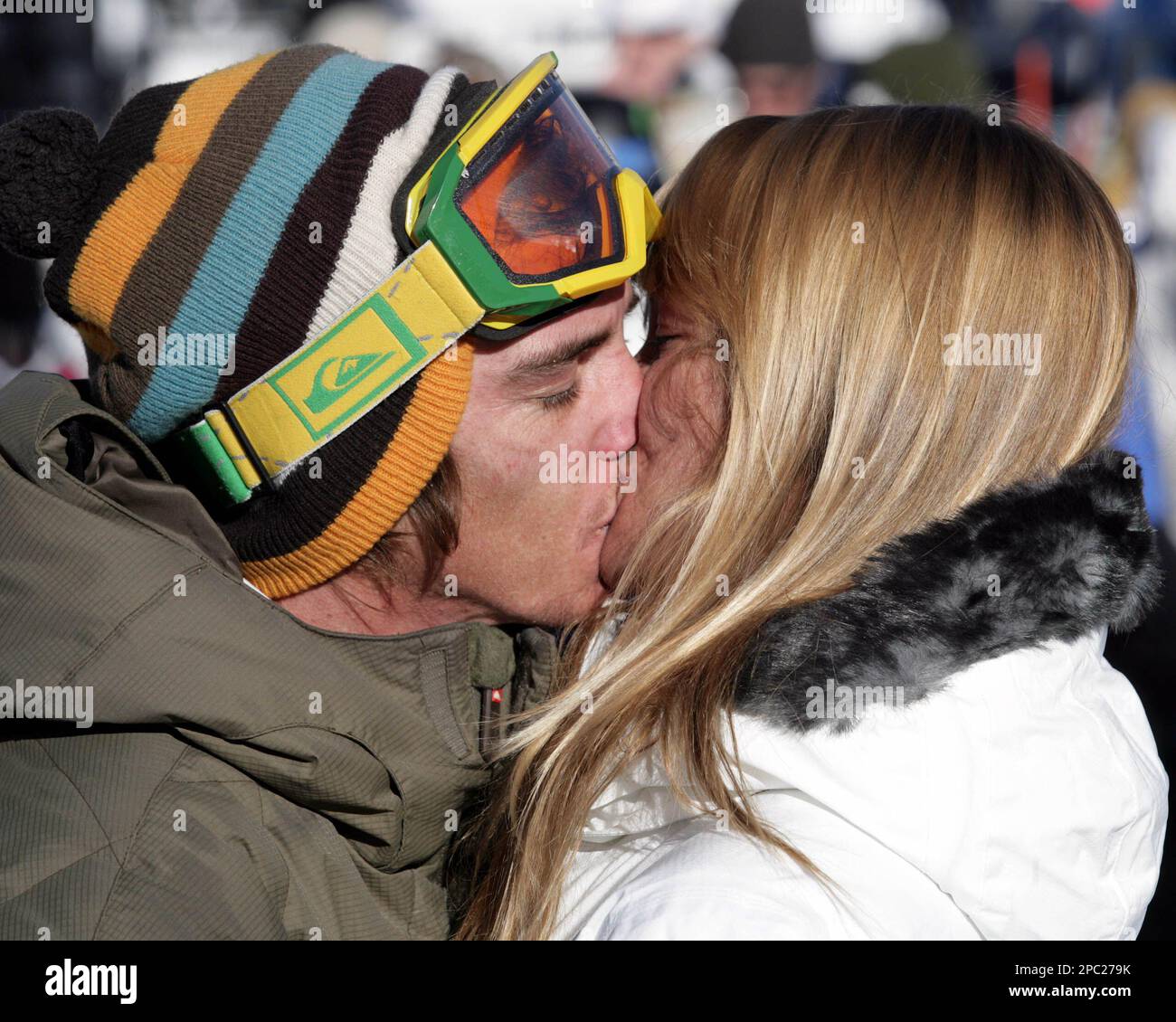 Candide Thovex, from France, kisses his girlfriend, Katia Griffith, from Spain after Thovex won the men's skiing slopestyle at the 11th Winter X Games at Buttermilk Ski Area near Aspen, Colo. on Sunday, Jan. 28, 2007. (AP Photo/Nathan Bilow) Foto Stock