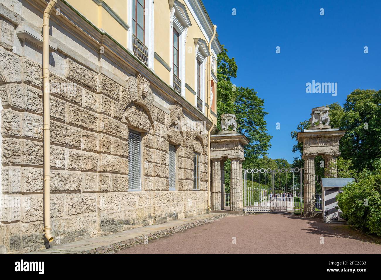 Petersburg, Tsarskoye Selo, vista dal giardino Maid of Honor sul padiglione bagno freddo e sale Agata Foto Stock