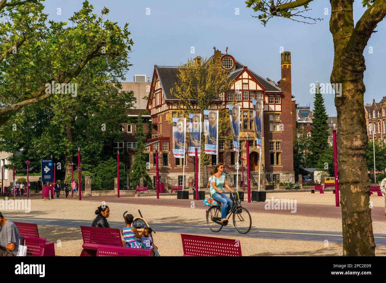 Una donna in bicicletta a Museum Square, Amsterdam, Paesi Bassi Foto Stock