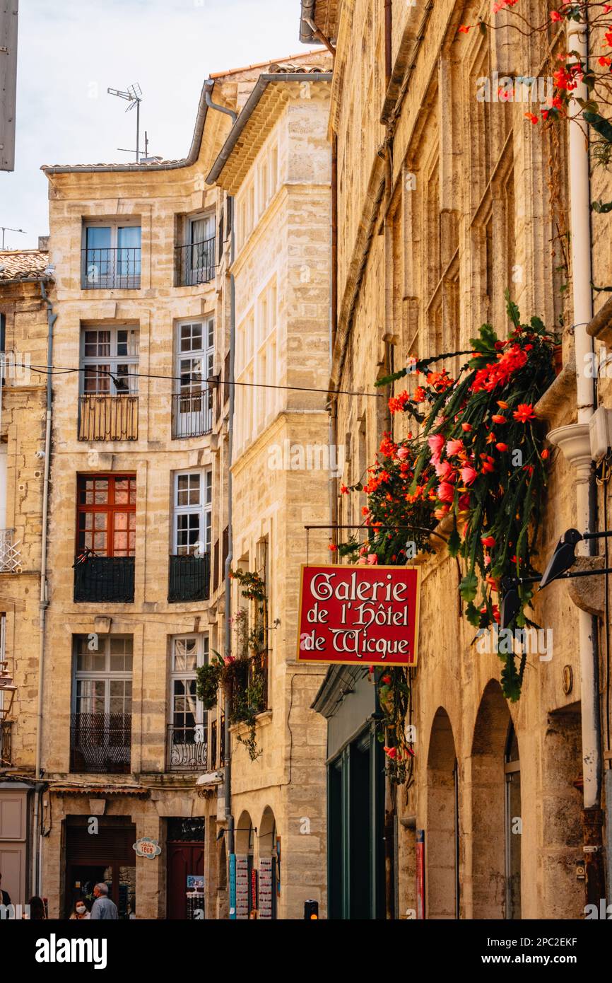 Belle facciate medievali in pietra di Rue de la foire nel centro storico di Pezenas nel sud della Francia (Herault). Il segno dice 'Galleria di Wicq Foto Stock