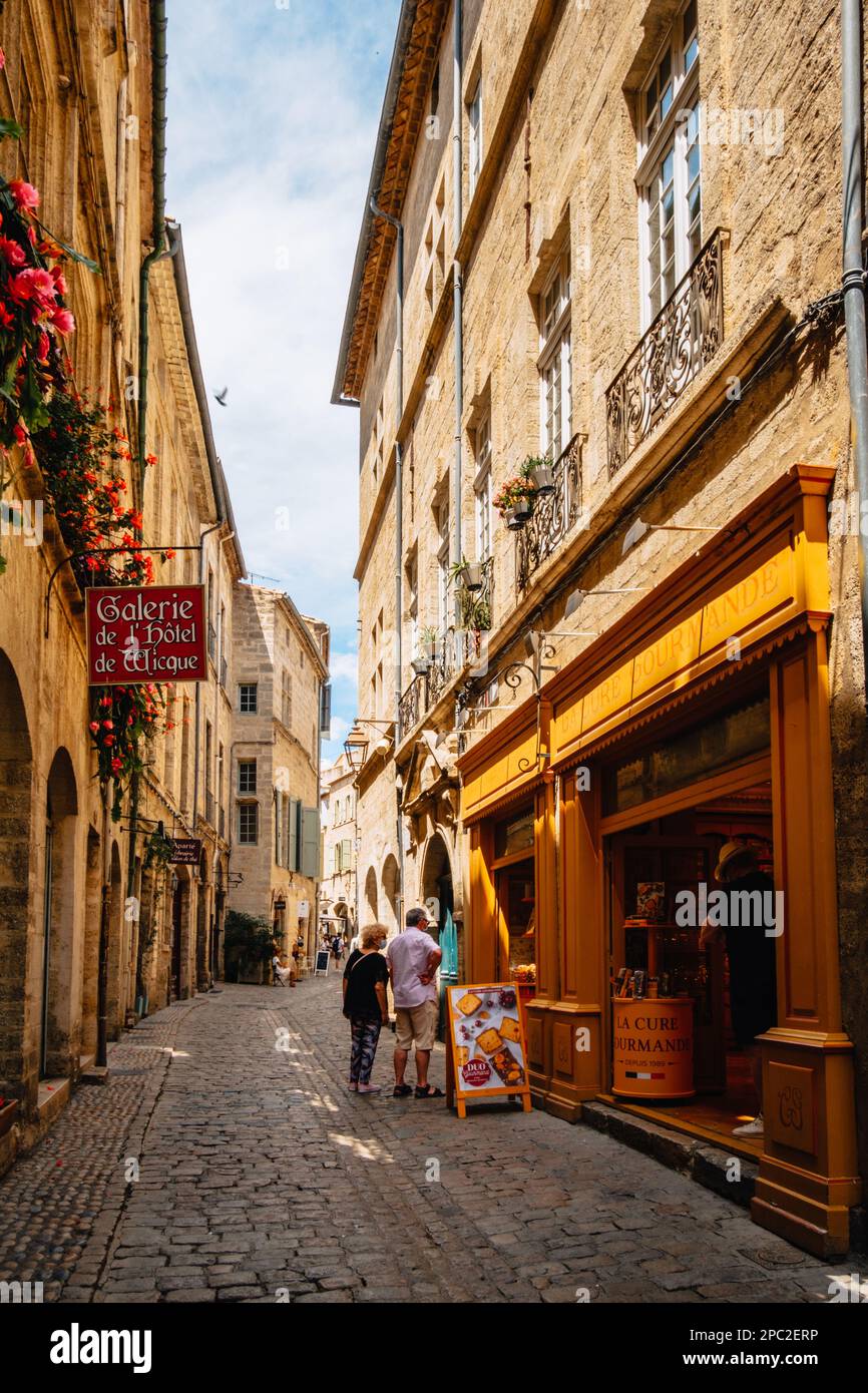 Pittoreschi negozi e facciate sulla strada lastricata di ciottoli di Rue de la foire, nel centro storico medievale di Pezenas, nel sud della Francia (Herault) Foto Stock