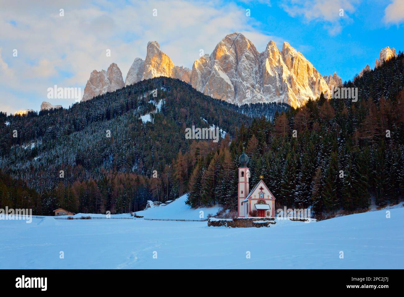 Villaggio Santa Maddalena, Val di Funes, Dolomiti, Italia Foto Stock