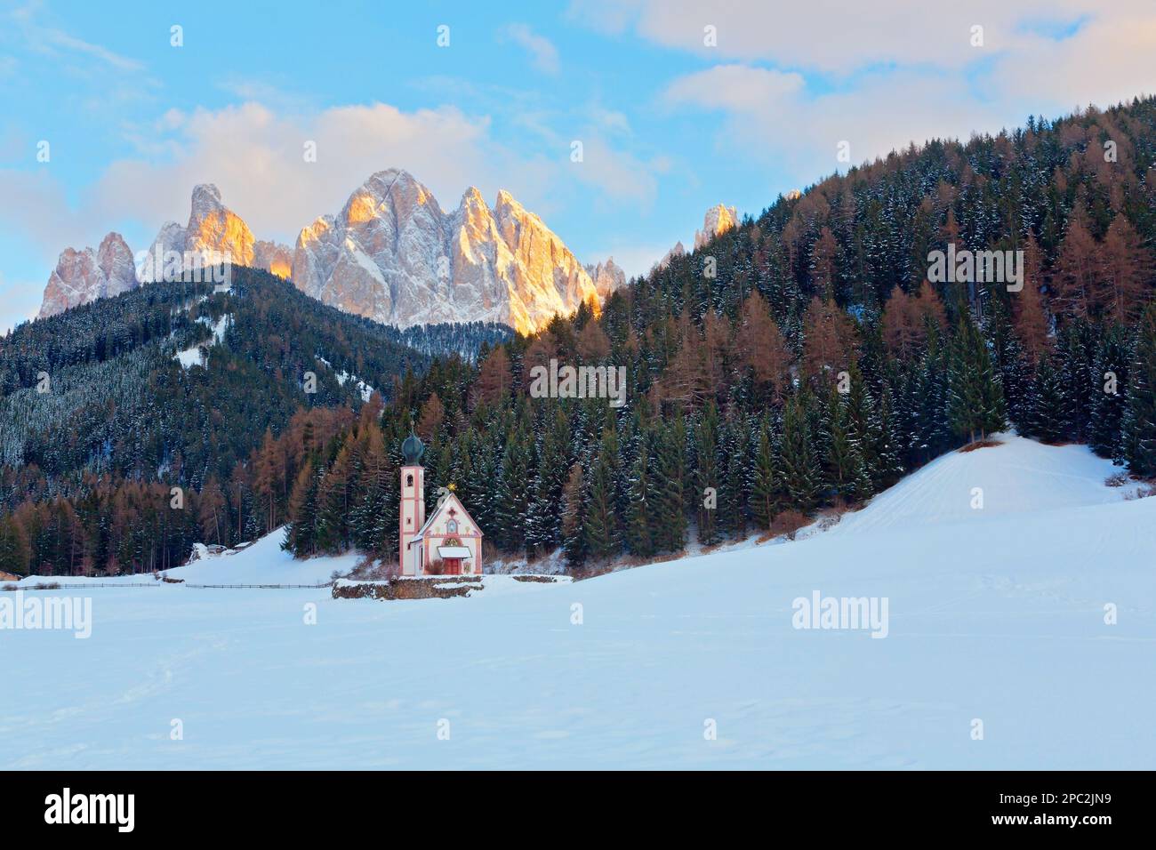 Villaggio Santa Maddalena, Val di Funes, Dolomiti, Italia Foto Stock