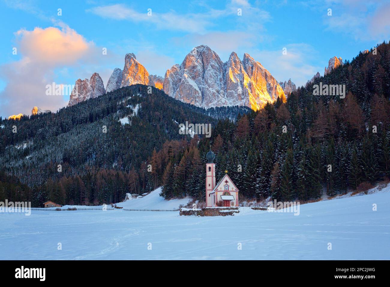 Villaggio Santa Maddalena, Val di Funes, Dolomiti, Italia Foto Stock