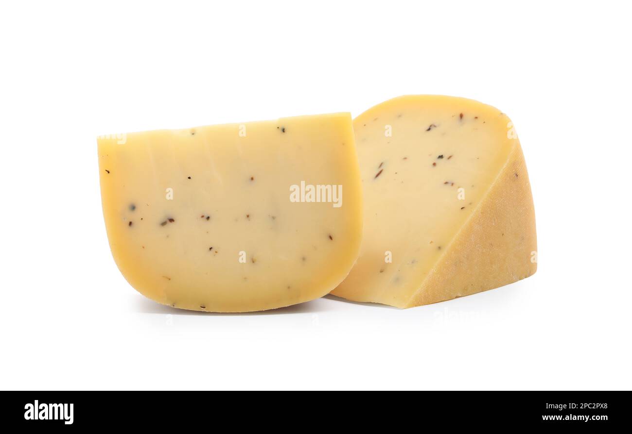 Pezzi di delizioso formaggio al tartufo su sfondo bianco Foto Stock