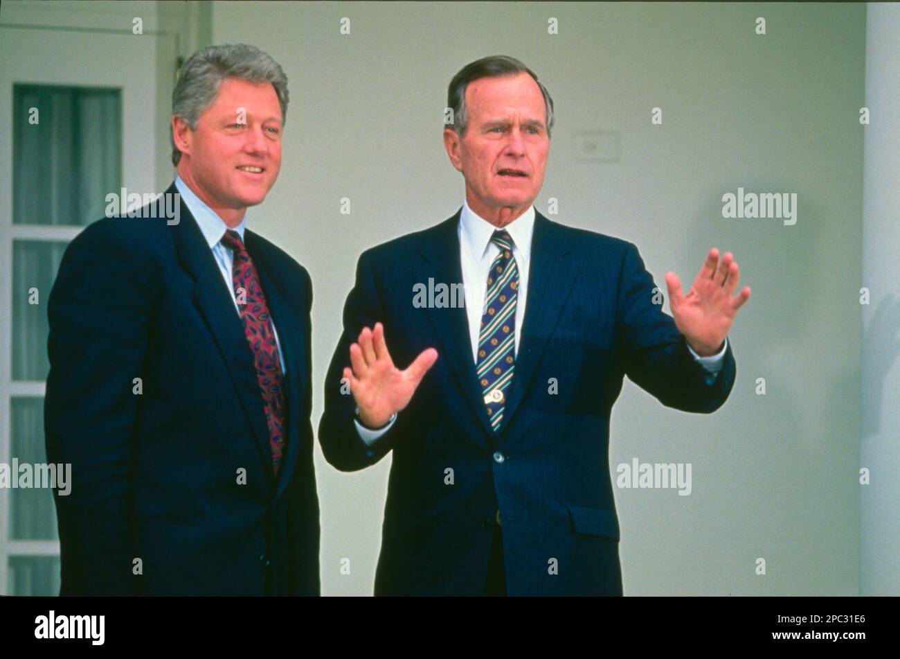 Il presidente degli Stati Uniti George W. Bush, a destra, e il presidente eletto degli Stati Uniti Bill Clinton, a sinistra, si incontrano nel Rose Garden della Casa Bianca a Washington, DC il 18 novembre 1992. Questo è il primo incontro tra i due uomini dopo che Clinton ha sconfitto Bush nelle elezioni presidenziali del 1992. Credito: Arnie Sachs/CNP Foto Stock