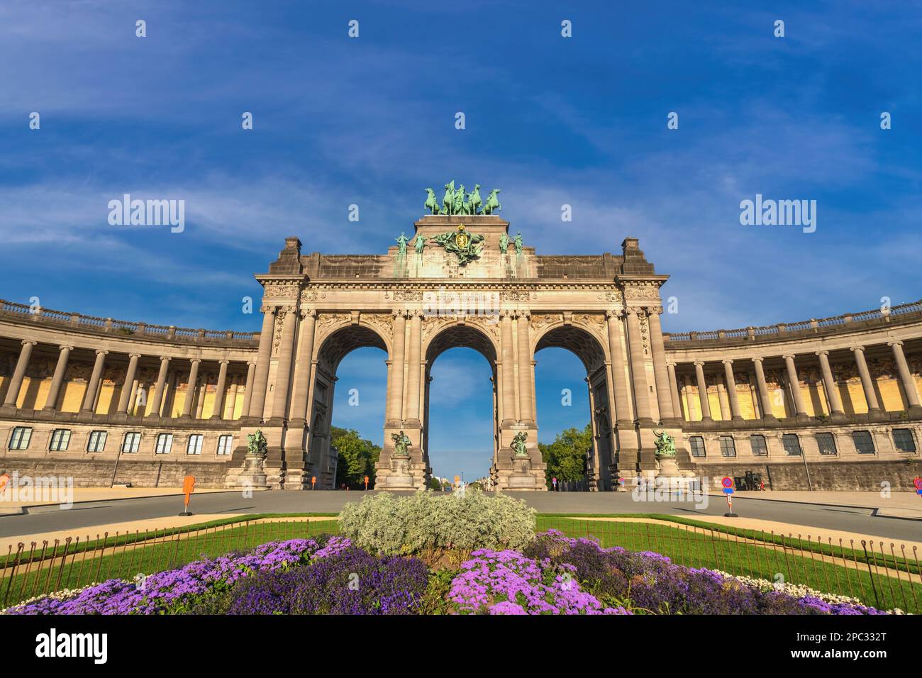 Bruxelles Belgio, skyline della città presso l'Arcade du Cinquantenaire di Bruxelles (Arco di Trionfo) Foto Stock