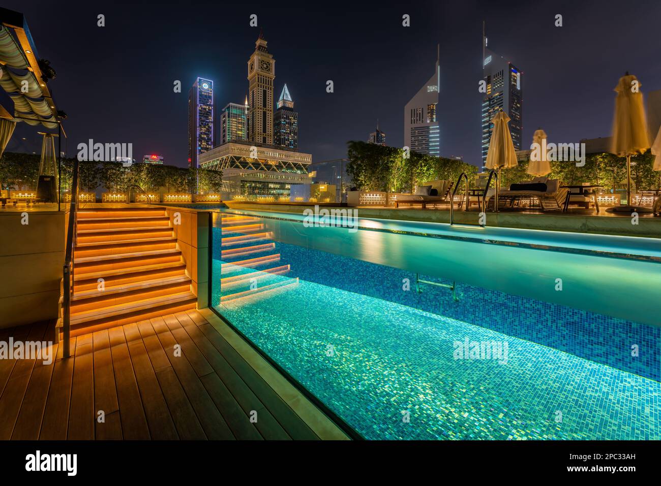 Piscina Four Seasons nel Centro finanziario Internazionale di Dubai, Dubai, Emirati Arabi Uniti Foto Stock