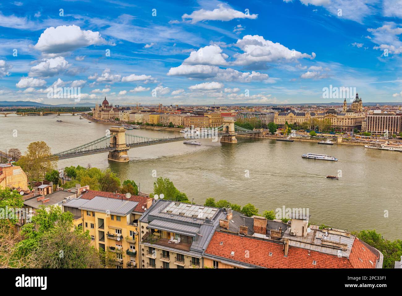 Budapest Ungheria, skyline della città sul Danubio con il Ponte delle catene e il Parlamento ungherese Foto Stock