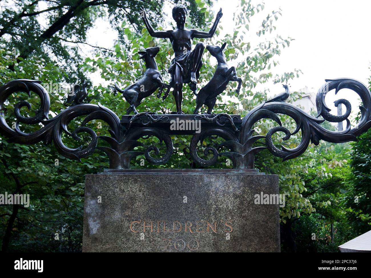 Ingresso allo zoo per bambini di Tisch a Central Park, New York, progettato dallo scultore americano Paul Manship Foto Stock